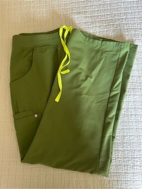 Figs Kade Cargo scrub pants